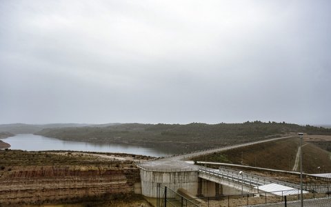 Estat del pantà de l’Albagés l’11 de febrer, quan tot just començava a arribar-hi l’aigua de Rialb. L’ompliment, però, no es percebrà fins d’aquí a unes setmanes. (Foto: Xavi Minguella)