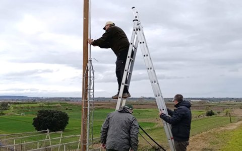 Instal·lació de la torre central del sistema de seguiment. (foto: SCSRT)