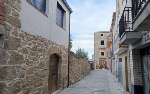 A l'esquerra, l'immoble que s'ha fet nou. (foto: F.F.)