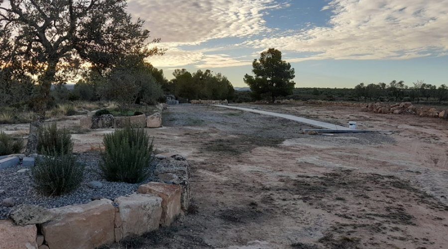 Accés al futur cementiri, on s'està treballant per acabar de condicionar-lo. (foto: X.F.)