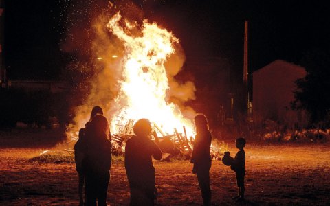 Foguera a l'Espluga Calba, fa uns anys (Foto: Xavi Minguella)