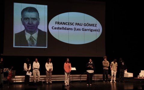 Alumnes de Secundària a l’acte ‘Unint generacions’ celebrat a la Llotja.