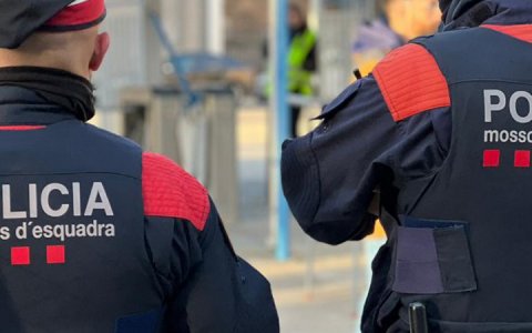 Imatge d'arxiu de dos agents dels Mososs d'Esquadra.