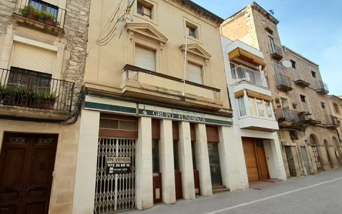 L'immoble, en primer terme, fa anys que està en desús. (foto: X.F.)