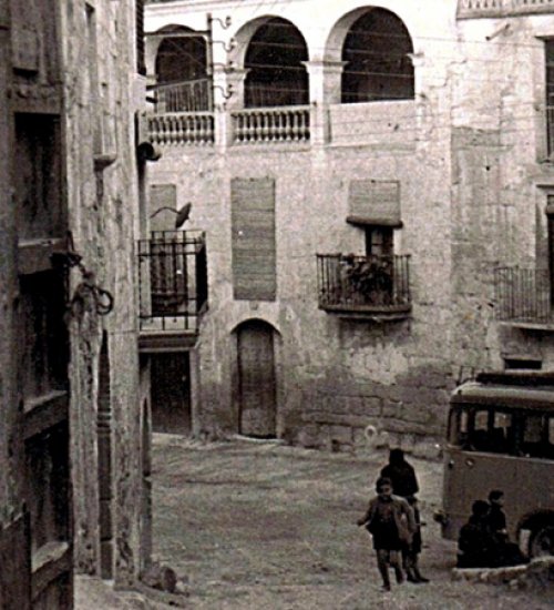 La plaça del Soleràs, un dels pobles que més va patir i que més recorda la diàspora dels seus veïns per culpa de la gelada. Foto de mitjans de segle. (foto: elSoleras.cat)