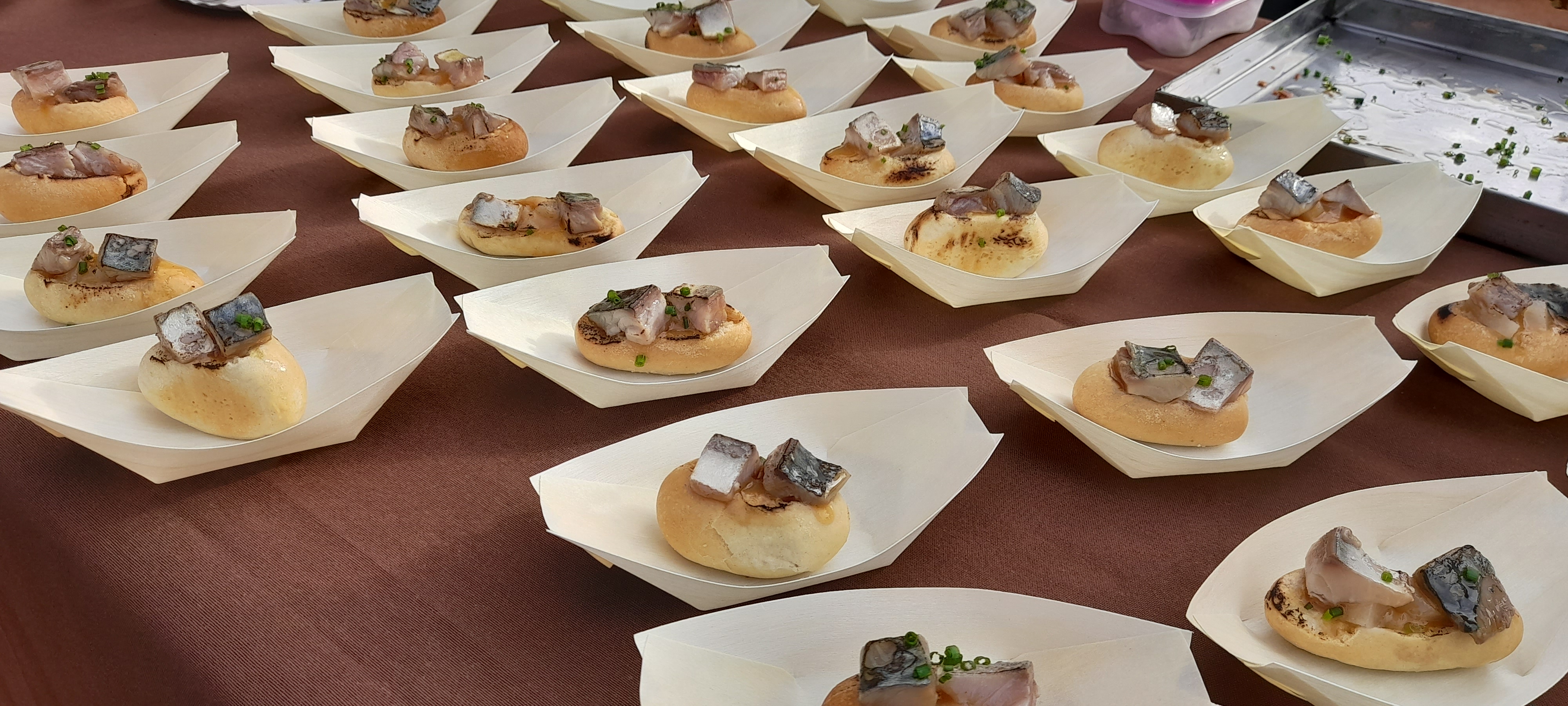 Tapes de degustació en la presentació de la Mostra Gastronòmica, avui al Cogul (Foto: X.F.)