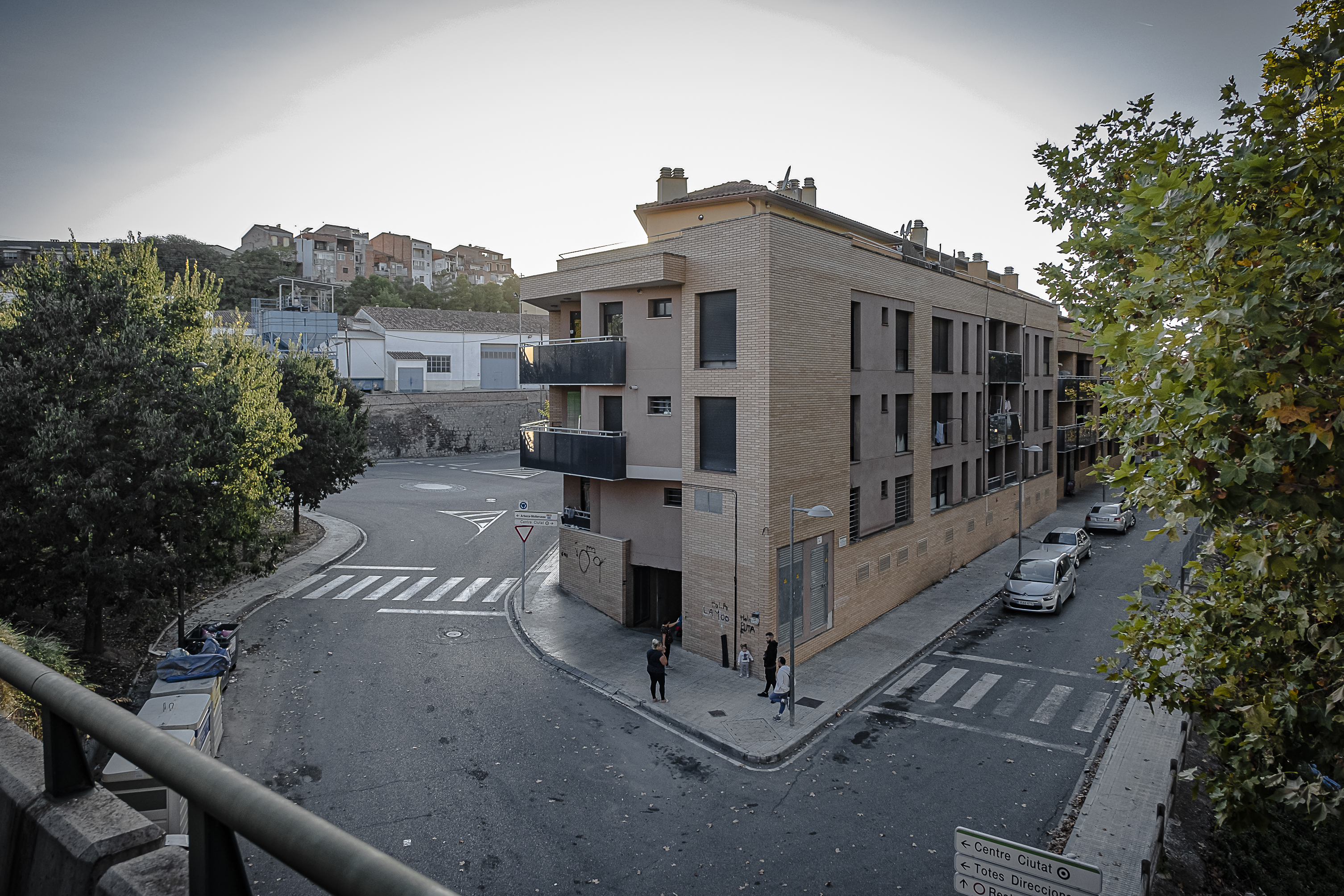 El bloc de pisos de la confluència de l’avinguda Santiago Rusiñol i el passeig Joan Cornudella es va començar a construir el 2006-2007 i està format per una vuitantena d’habitatges. (FOTO: Xavi Minguella)